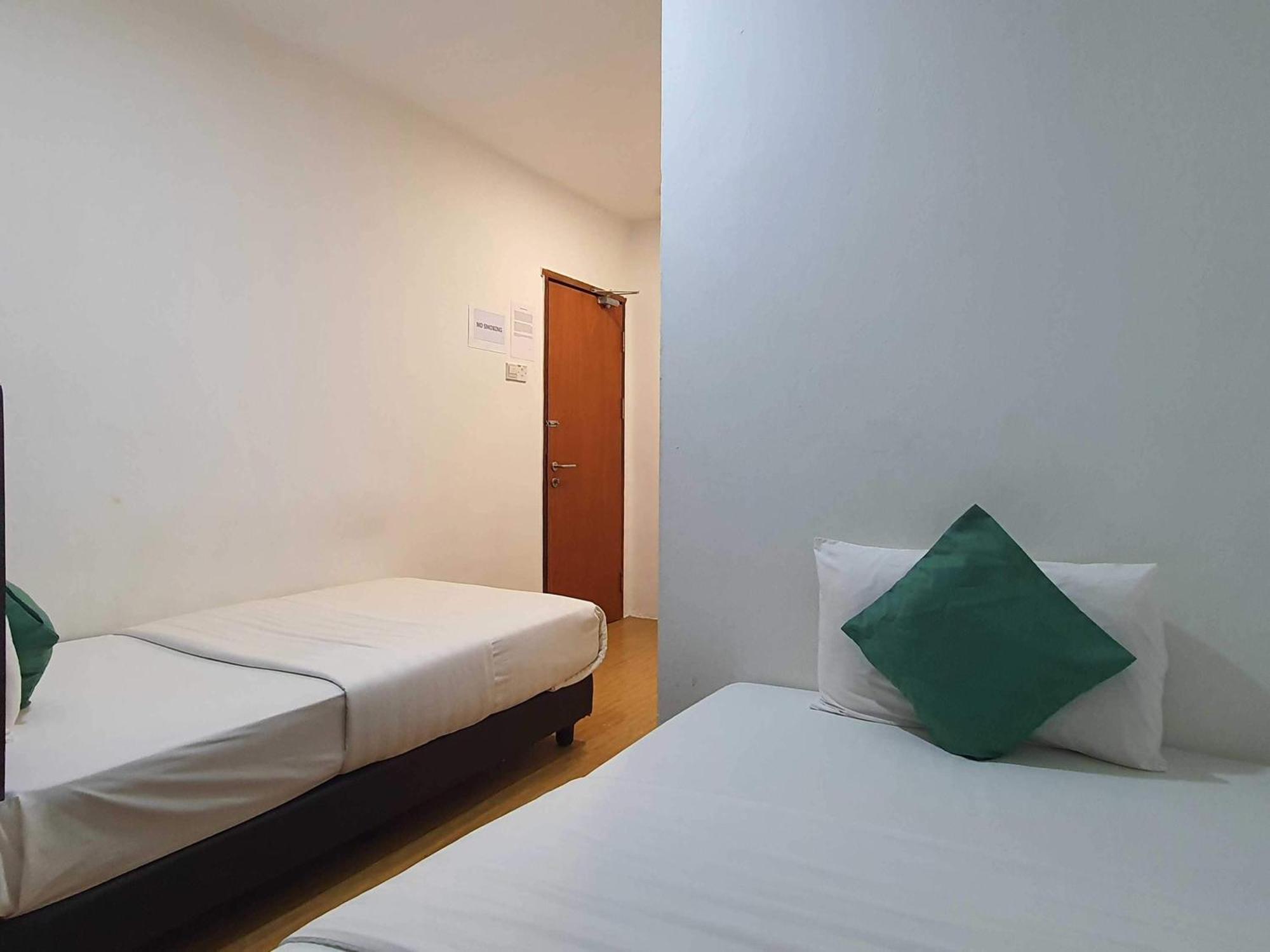 Oyo 91053 Signature Inn Мири Екстериор снимка