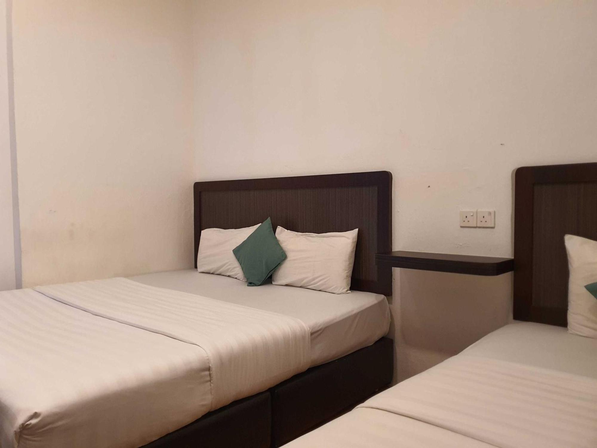 Oyo 91053 Signature Inn Мири Екстериор снимка