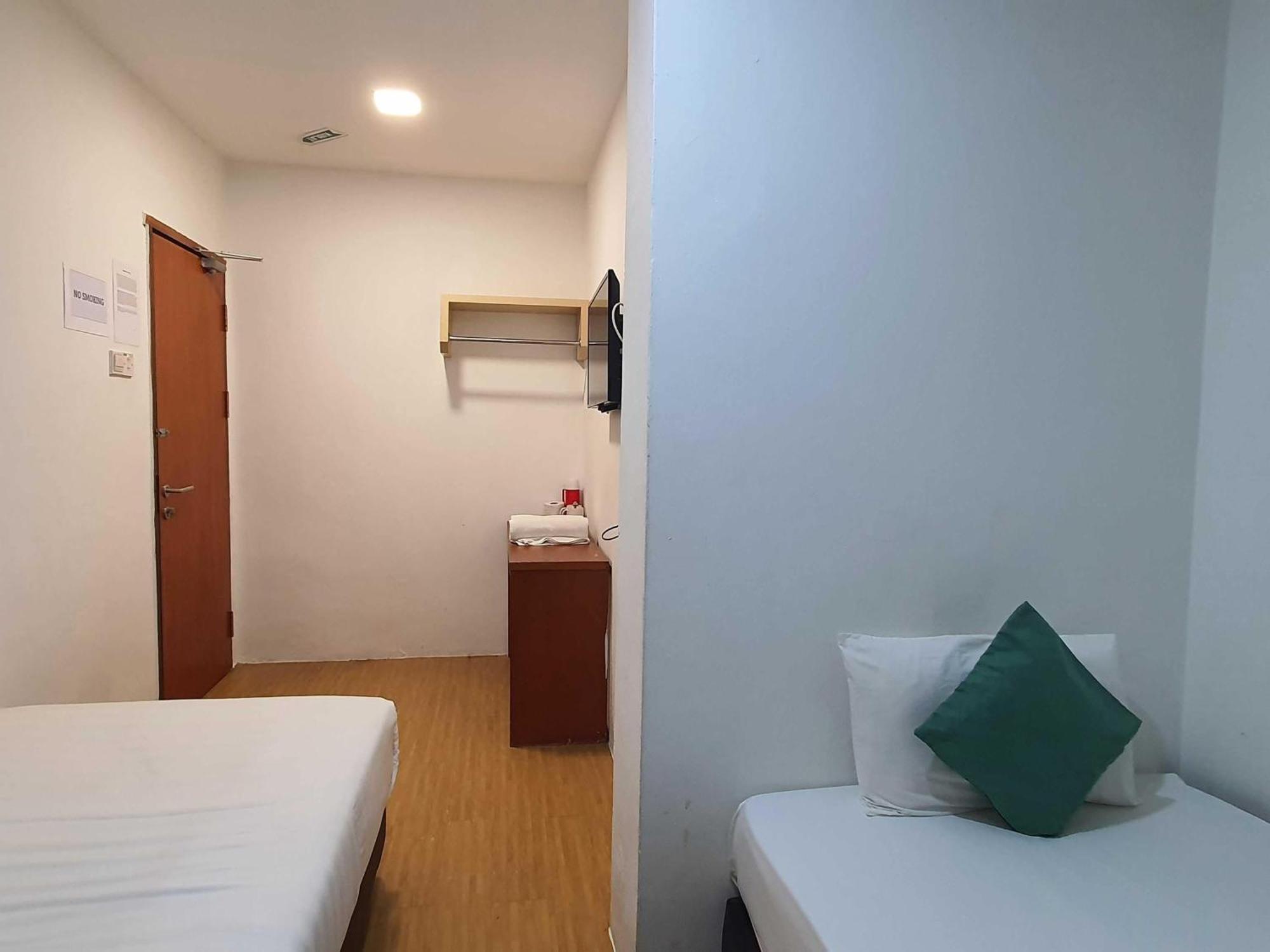 Oyo 91053 Signature Inn Мири Екстериор снимка