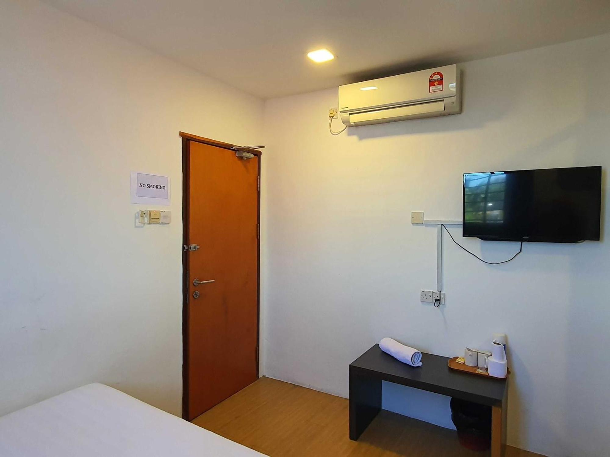 Oyo 91053 Signature Inn Мири Екстериор снимка