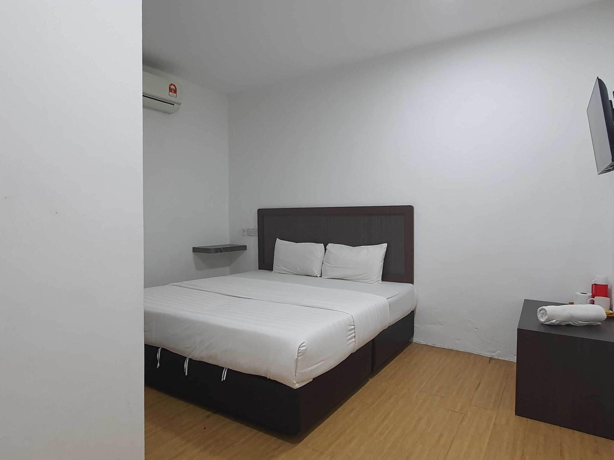 Oyo 91053 Signature Inn Мири Екстериор снимка