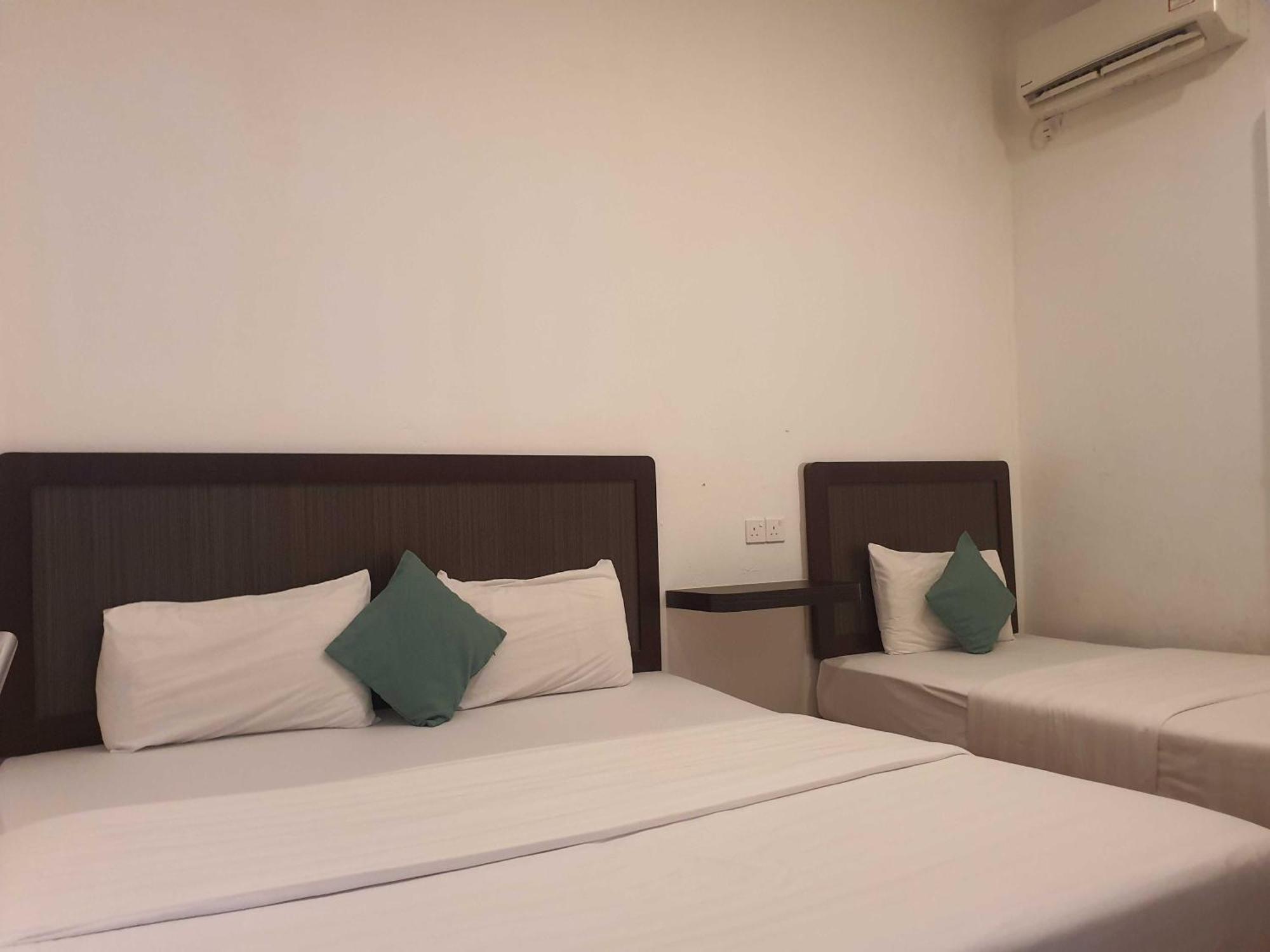 Oyo 91053 Signature Inn Мири Екстериор снимка