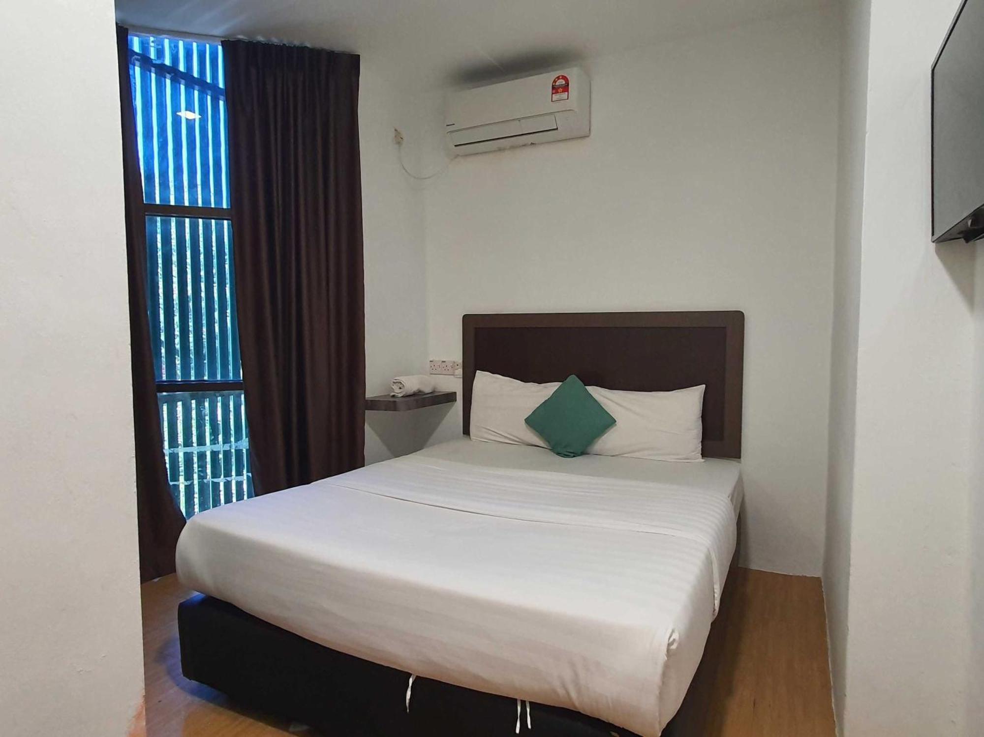 Oyo 91053 Signature Inn Мири Екстериор снимка
