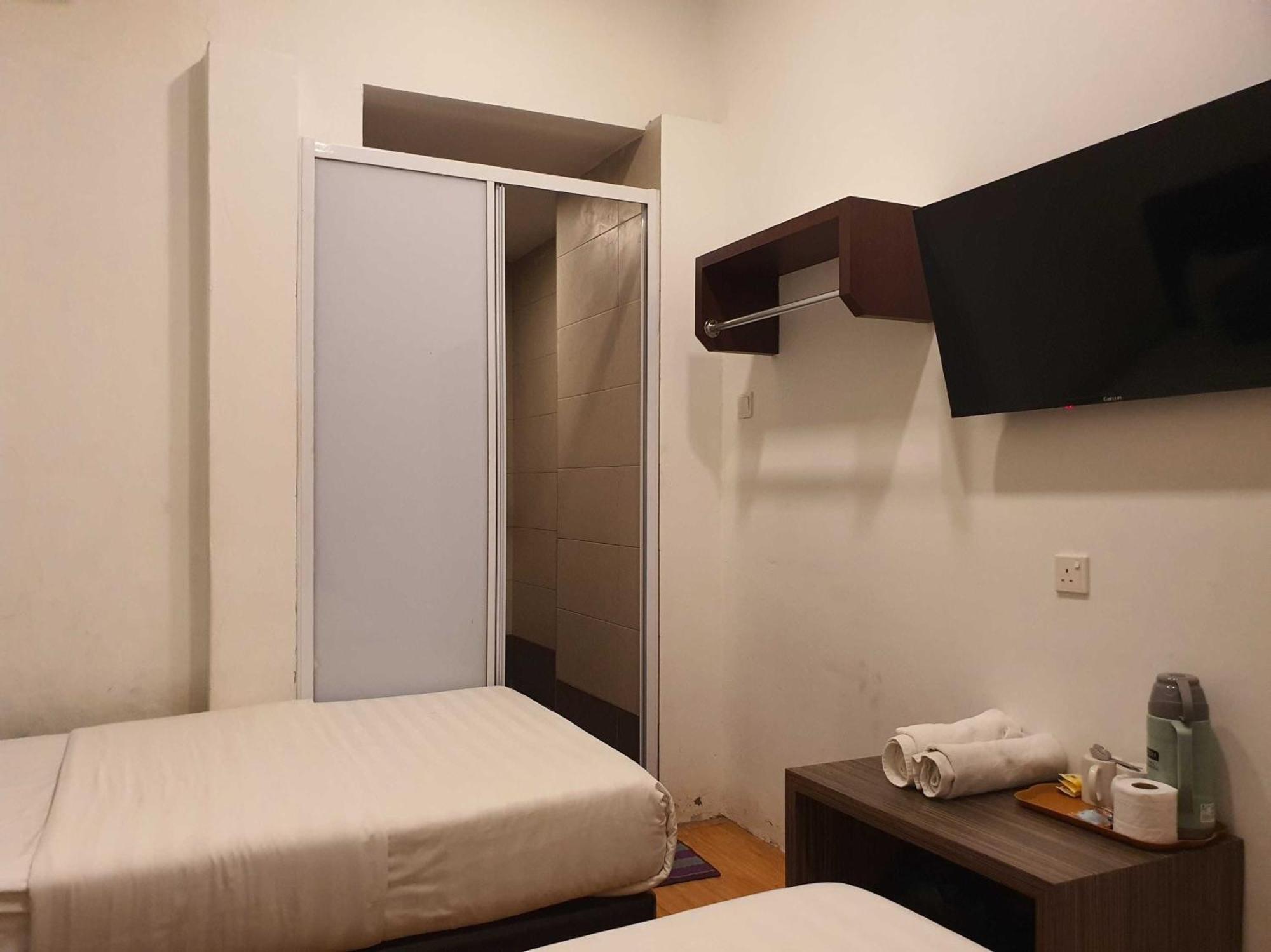 Oyo 91053 Signature Inn Мири Екстериор снимка